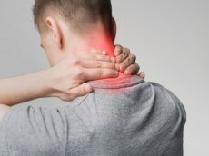 סיבות נפוצות לכאבי צוואר חזקים, ואיך להימנע מהם בעתיד